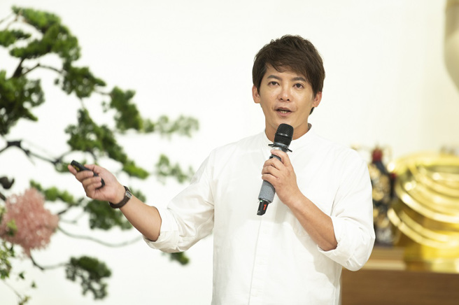 謝哲青說過去三年來，經歷疫情，人們過著街上沒有車輛以及行人的超現實生活。（圖／惠中寺提供）