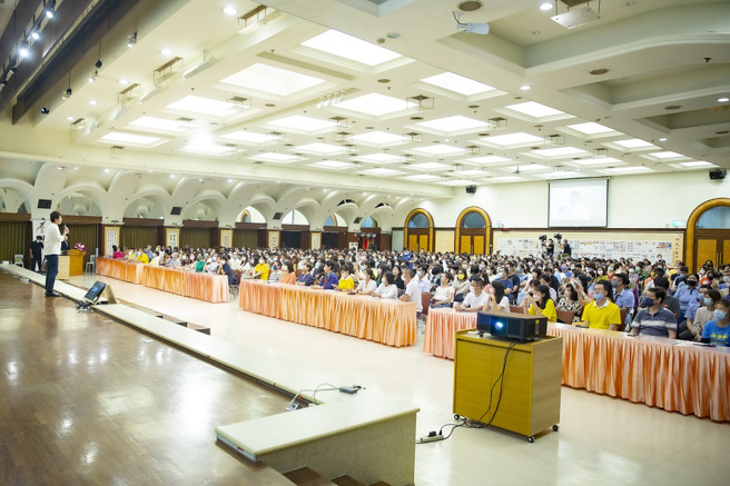 謝哲青，6月11日在2023年惠中寺未來與希望系列講座講說「走在夢想的路上」，吸引現場和網路線上9120人同步聆聽。（圖／惠中寺提供）