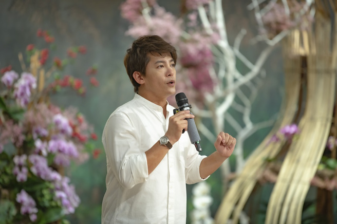 2023年惠中寺未來與希望系列講座，6月11日邀請知名作家謝哲青講說以「走在夢想的路上」爲題，經由旅行的過程，療癒心靈。（圖／惠中寺提供）