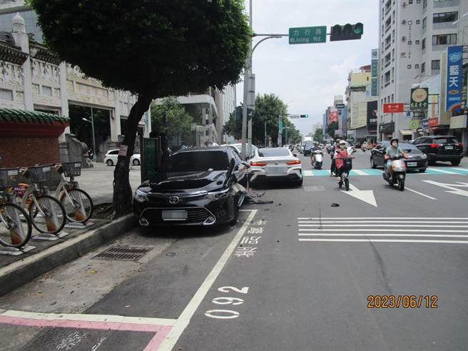 被撞的黑色CAMRY左侧车门几乎全毁。（民眾提供／冯惠宜台中传真）