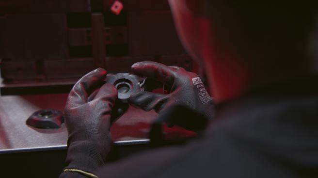 ORIS与苏黎世联邦理工学院成立的9T Labs公司携手，打造表坛首只3D列印碳纤维表壳。（ORIS提供）