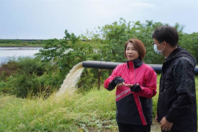 周春米指示各乡镇公所随时监控掌握水情因应。(屏县府提供)