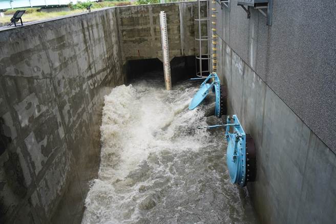屏东沿海地区最大雨量高达186毫米，县府团队全面监控务求严加防范。(屏县府提供)