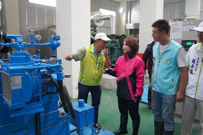 县长周春米前往林边乡A干线抽水站了解当地防灾整备及抽水机运作情形。(屏县府提供)