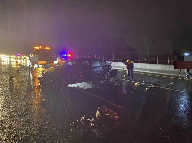 6月7日间9时58分，国3北向233公里处发生3辆车自撞事故，当时下雨又没有路灯，当时行经用路人惊险闪避。（民眾提供／杨静茹南投传真）