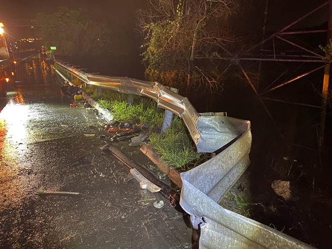 黑色轿车为闪避白车自撞事故，失控擦撞外侧护栏后，现场一片狼籍。（民眾提供／杨静茹南投传真）