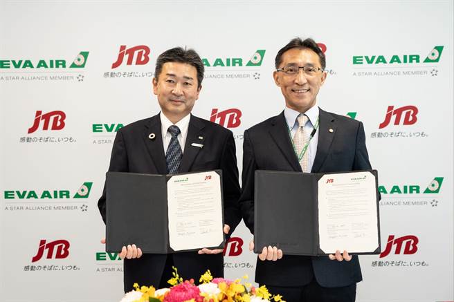 长荣航空客运管理本部副总经理潘信修（右）与日本旅行社龙头「株式会社JTB」执行董事藤原卓行（左）签署深化合作备忘录，携手推广台日双方的旅游市场。（长荣航空提供／陈佑诚传真）