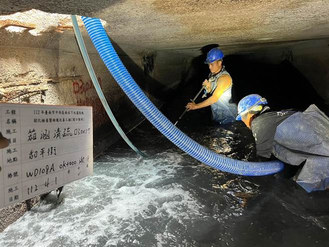 台南市政府提前在梅雨入境前，派员到中西区雨水下水道清淤。（台南市政府提供／程炳璋台南传真）