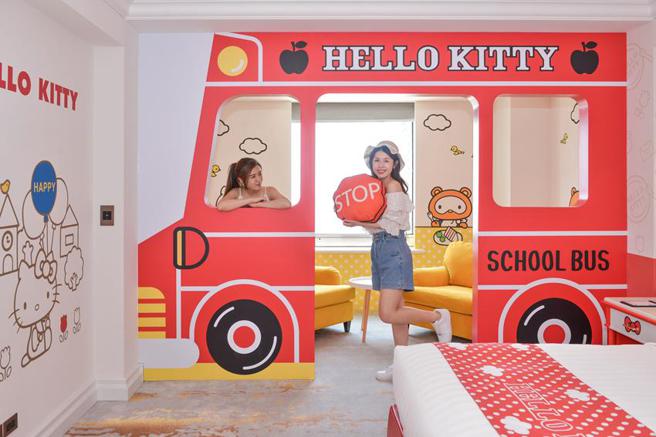 （高雄漢來大飯店推出「三麗鷗主題房」，其中「HelloKitty美式學院風」房型人氣很夯。圖／漢來大飯店提供）