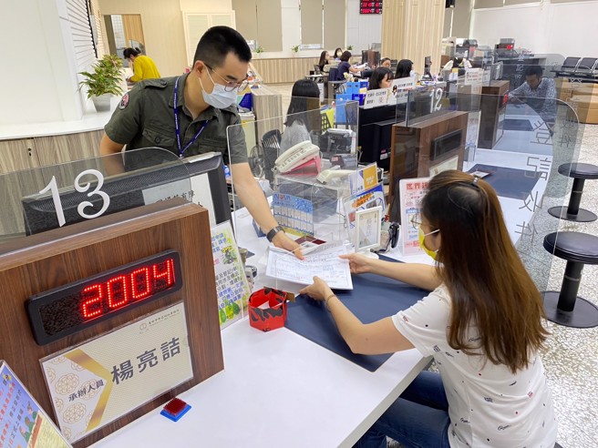 臺中市政府地政局自行開發便民程式，民眾至櫃台申辦土地複丈、測量案件更加輕鬆便利。(圖/臺中市政府地政局提供)
