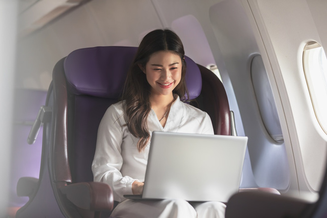 美國一名女大生在外地實習，竟選擇住家裡並搭飛機通勤，每次凌晨3點就得起床趕飛機。(示意圖/達志影像)