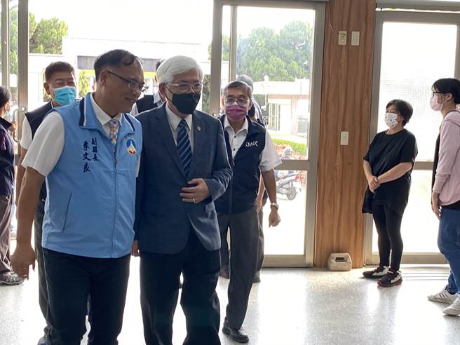 中选会主委李进勇(左二)今日下午飞抵金门视察选务工作，由副县长李文良(左一)亲自接待。(于家麒摄)