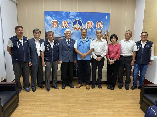 李进勇(左四)感谢地方政府长期以来对于选务工作的帮忙；李文良(中)则表示地方与中央政府本为一体，对选务工作责无旁贷。(于家麒摄)