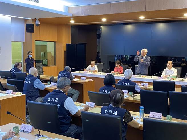 李进勇(后排右二)亲自主持「第16任总统副总统及第11届立法委员选务工作座谈会」，慰勉金门选委会全体工作人员之辛劳。(于家麒摄)