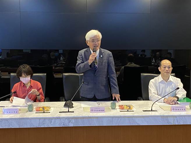 李进勇(中)高度肯定2022年底九合一大选，民眾对金门地区的选务满意度高达8成。(于家麒摄)