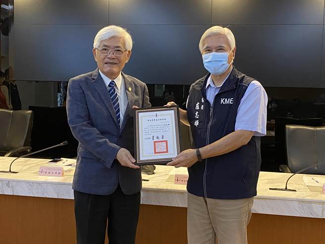 李进勇(左)颁发中选会奖状给金门选委会选务人员，期勉2024大选选务0缺失。(于家麒摄)