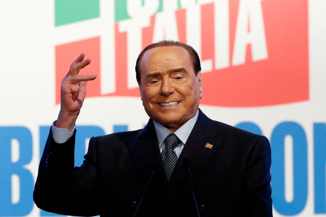 縱橫義大利政壇20多年的義大利前總理貝魯斯柯尼，走完了他的人生路，功過仍然難以論定。(圖/路透社)