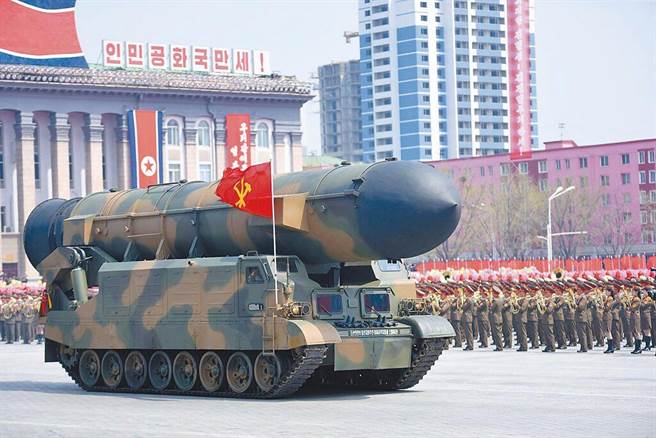 2017年4月15日，北韓在平壤舉行閱兵式，展示飛彈裝備。（新華社）