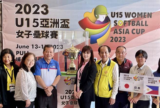 南投縣副縣長王瑞德（左3）12日主持第1屆U15亞洲盃女子壘球賽宣傳記者會，希望鄉親為中華小將加油，為台灣留下首屆賽事金牌。（楊靜茹攝）