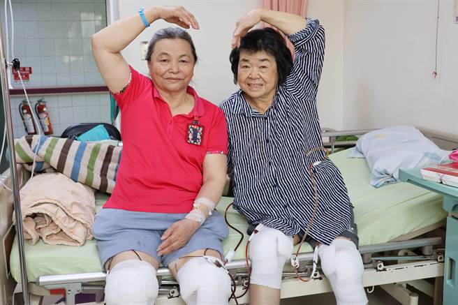 76歲劉姓姊姊(左)與74歲劉姓妹妹(右)因膝蓋退化，兩人相約一起手術。（陳淑娥攝）