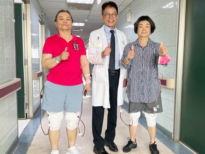 大甲李綜合骨科主治醫師王芳英(中)與7旬姊妹花一起合影。（陳淑娥攝）