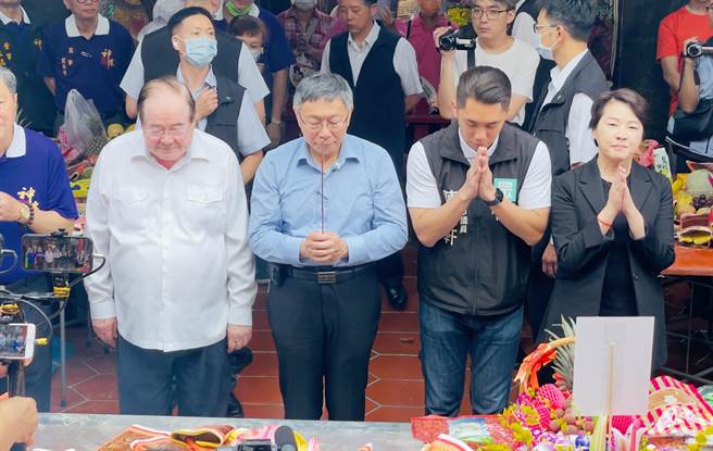 柯文哲在李乾龙、民眾党新北市议员陈世轩以及前台北市副市长黄珊珊陪同下参拜。（吕健豪摄）