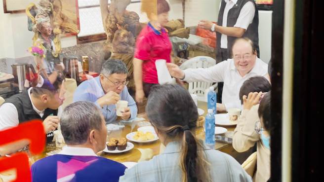 参拜后双方到李乾龙的办公室茶叙。（吕健豪摄）