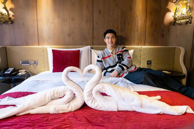 陈昊森学会吹嘘必备的「天鹅毛巾」。（TVBS提供）