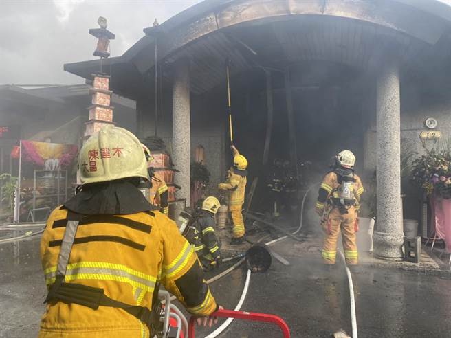 6月12日下午4時29分，高雄市鳥松區本館路一家私人禮儀公司發生火警，消防局出9車25人前往搶救，迅速撲滅火勢。（翻攝照片／林瑞益高雄傳真）