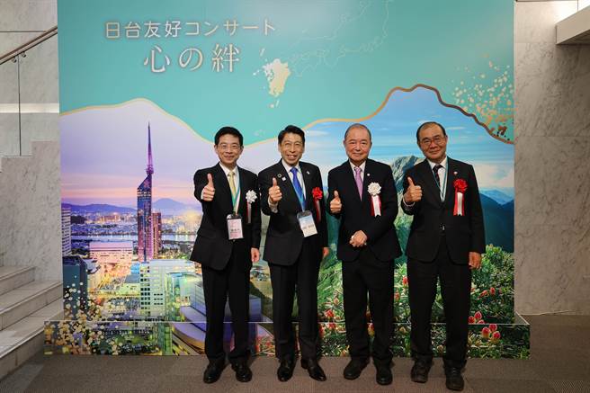 台北驻福冈办事处处长陈铭俊 (右起)、玉山创办人黄永仁、福冈县知事服部诚太郎、玉山金控董事长黄男州于「日台友好心の绊音乐会」合影。   （玉山提供）