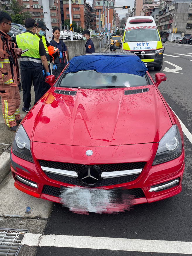 今（12）日10時46分許新北市三重區三陽路有民眾報案，有男子在紅色賓士跑車內疑似無呼吸，經消防救護人員檢視41歲楊姓男子已明顯死亡。圖／警方提供）