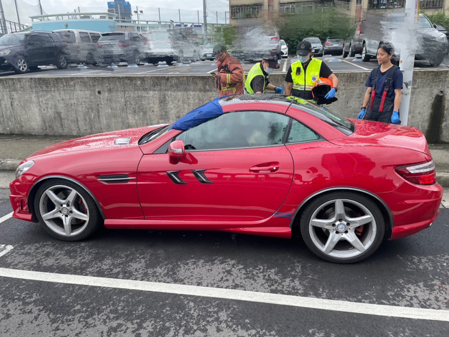 今（12）日10時46分許新北市三重區三陽路有民眾報案，有男子在紅色賓士跑車內疑似無呼吸，經消防救護人員檢視41歲楊姓男子已明顯死亡。圖／警方提供）