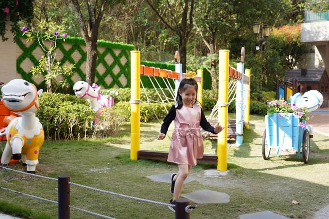 童趣乐花园设有超大沙坑区、轨道车车区、溜滑梯、智能互动墙、电子曲棍球区等，堪称孩子们的快乐天堂。（义大天悦饭店提供）