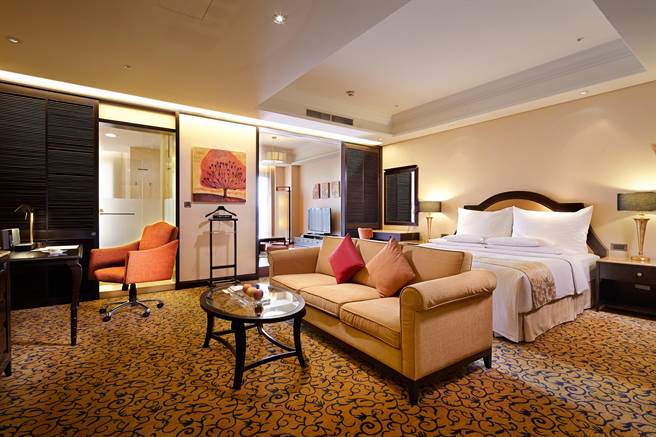 「景致和洋式套房一泊二食」住宿专案，限时优惠6600元可入住定价25000元的18坪景致和洋式套房。（义大皇家酒店提供）