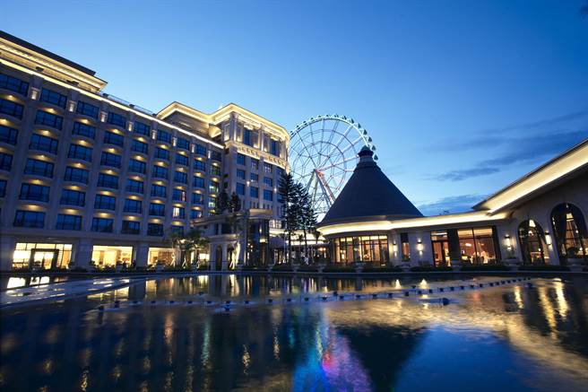 义大世界园区内两间饭店分别推出一泊二食住宿专案抢客。（义大皇家酒店提供）