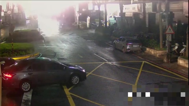 昨（11）日23時許蘆洲分局德音所接獲110通報，於新北市五股區登林路上有人放鞭炮。（翻攝畫面）