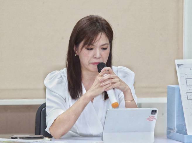 台北市議員鍾沛君12日召開記者會，說明自身遭網紅名嘴朱學恆性騷事件。（王英豪攝）