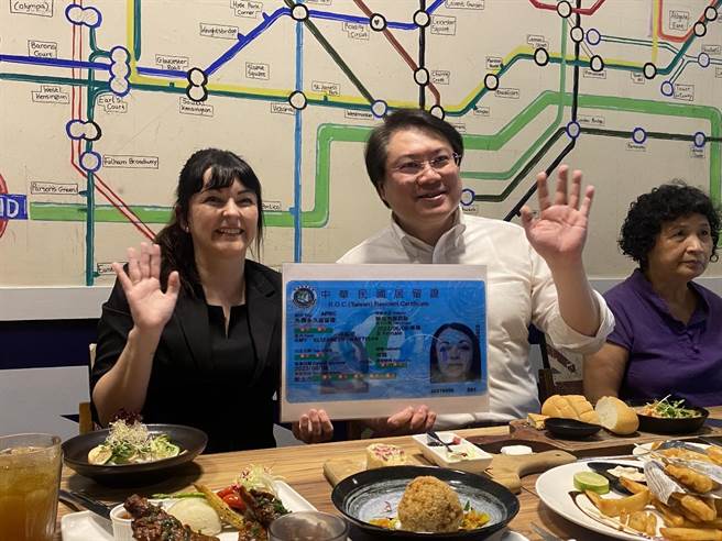 内政部长林右昌亲自将永久居留证交到冉廷恩手中。（移民署提供）