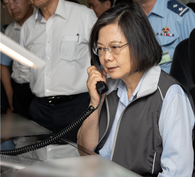 总统蔡英文与侦巡女飞官代号「VIP」战备通话，要求加强监控。但过程竟出现通讯遭干扰插曲。（图／青年日报提供）