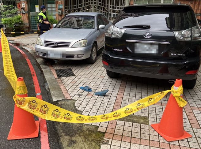 汐止驚傳男子墜樓，1名年約50歲左右男子倒臥於該處。（圖／警方提供）