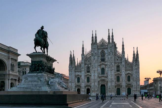 义大利米兰大教堂及广场上的雕像，位于米兰伦巴第大区。（邓予立提供）