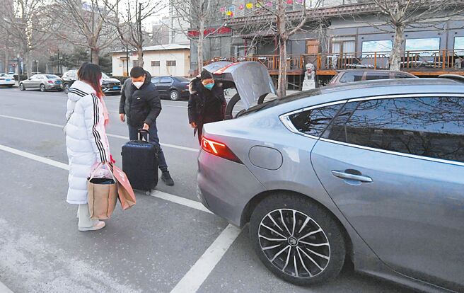 一位山东淄博网约车司机对自媒体大嘆市场饱和。他说，现在一天工作10几小时，但很多时间就在路边等单，「5分钟才出现1个新订单，41个司机同时抢！」图为2023年1月28日，滴滴网约车司机刘俊杰的第一单乘客到达目的地。（新华社）