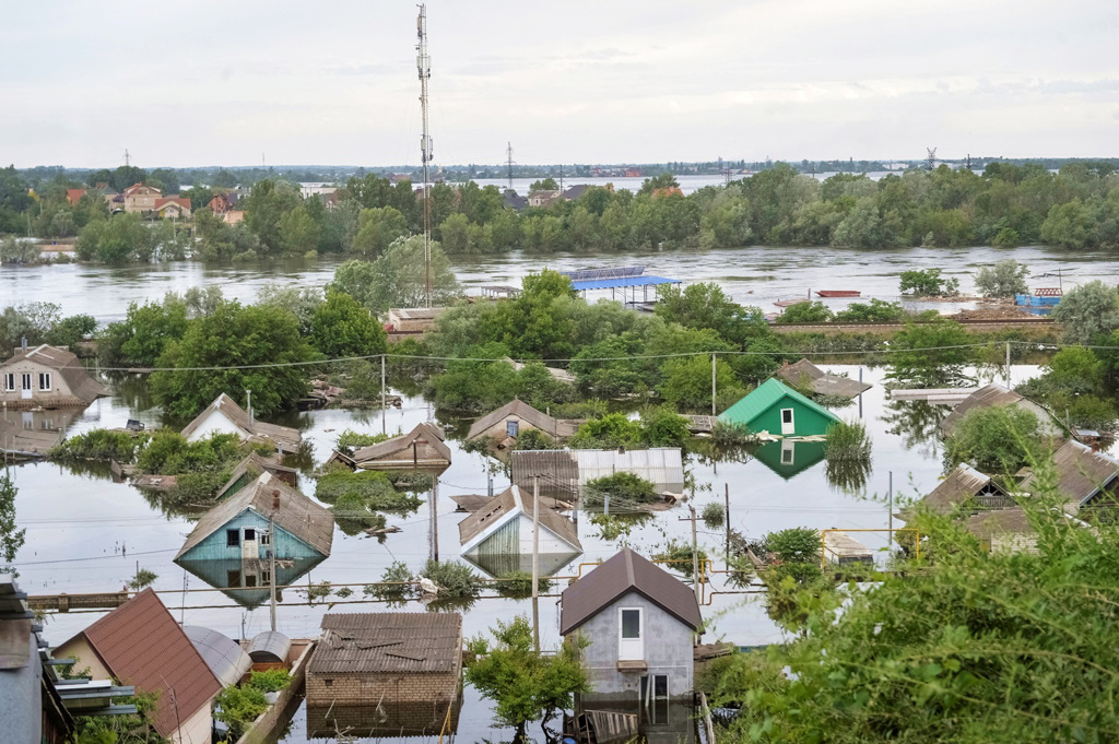 乌克兰南部新卡科夫卡（Nova Kakhovka）大坝6日被炸后，72%蓄水外洩，淹没下游城镇。（图／路透社）(photo:ChinaTimes)