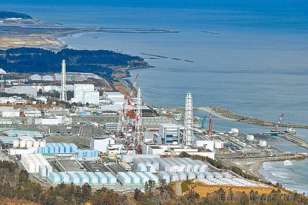 图为福岛第一核电厂和核污水储水罐。 （新华社）(photo:ChinaTimes)