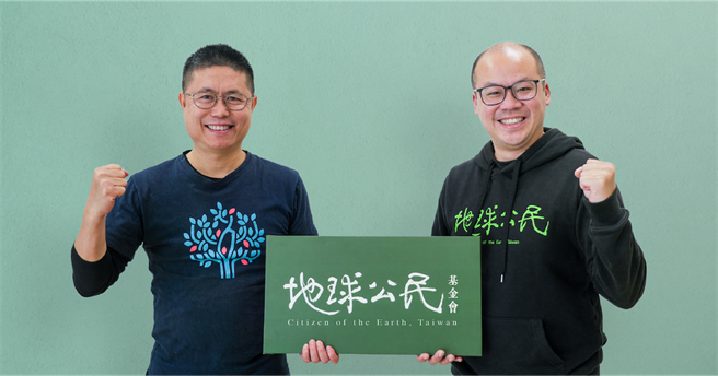 环团地球公民基金会执行长蔡中岳身涉多起性骚疑云，基金会最新声明12日深夜出炉，强调已将蔡中岳革职，希望重新找回社会对地球公民的信任。受害的曾小姐第一时间留言反批，时任执行长李根政涉嫌包庇，也是直接关系人，声明内看不到组织作为，网友也炸锅要李根政出来面对。（取自地球公民基金会官网／袁庭尧高雄传真）