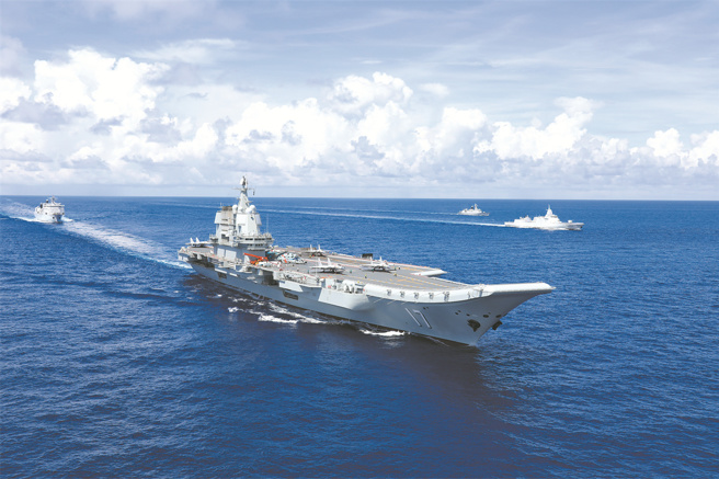 山东舰是目前唯一在执勤的航空母舰，不久前还曾在台湾东部海域进行战机起降演练，对台湾做出威慑姿态。（图／中国军网路