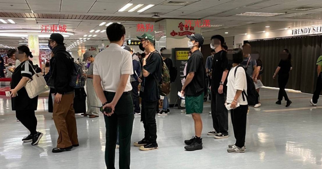 读者巧遇汪东城、热狗MC HotDog、许光汉，三人搭同一班飞往北京的班机，但似乎彼此不认识，三人没有互动。（图／读者提供）