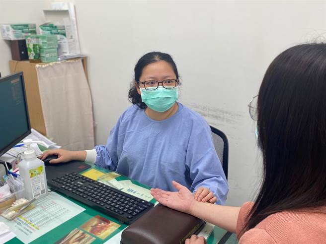 柳营奇美医院中医部医师简佩珊指出，每年7至8月是中暑等热急症至急诊就医的高峰期。（柳营奇美医院提供／张毓翎台南传真）