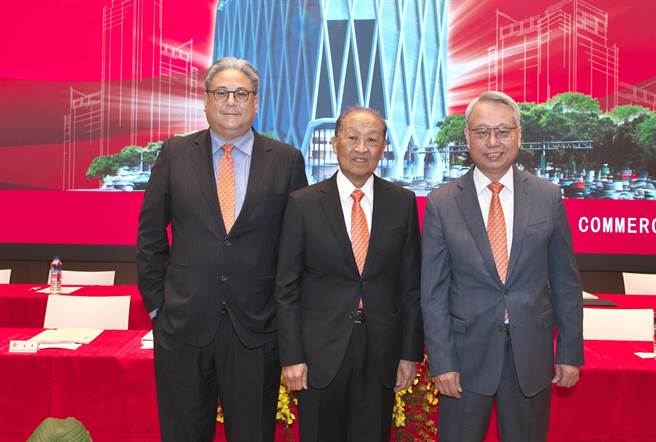 上海商銀今日舉行股東常會，由董事長李慶言（中）、常務董事榮康信（左）、總經理林志宏（右）共同主持。（上海商銀提供）