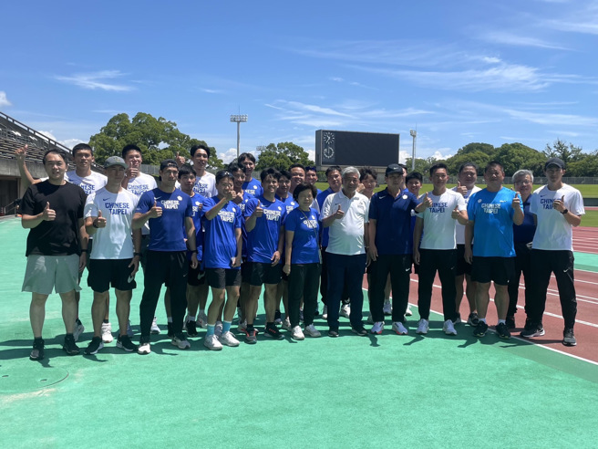 中华田径代表队前往日本静冈移地训练，备战7月曼谷亚锦赛，中华田协秘书长王景成前往探视慰劳。(中华田协提供)